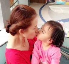 接吻 女儿 在线观看,女儿视角下的温馨接吻在线观看