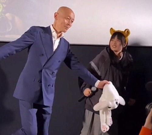 娱乐吃瓜阿姨视频,吃瓜阿姨带你领略幕后花絮